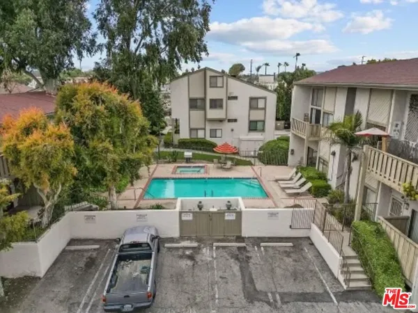 $2,200 | 18433 Hatteras Street, Unit 207, Tarzana, CA 91356