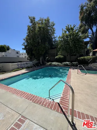 $2,200 | 18433 Hatteras Street, Unit 207, Tarzana, CA 91356
