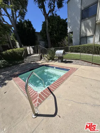 $2,200 | 18433 Hatteras Street, Unit 207, Tarzana, CA 91356
