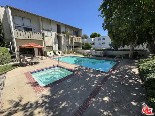 $2,200 | 18433 Hatteras Street, Unit 207, Tarzana, CA 91356