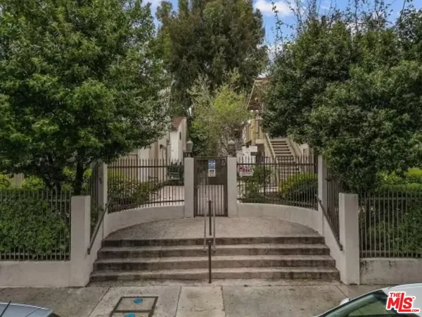 $2,200 | 18433 Hatteras Street, Unit 207, Tarzana, CA 91356