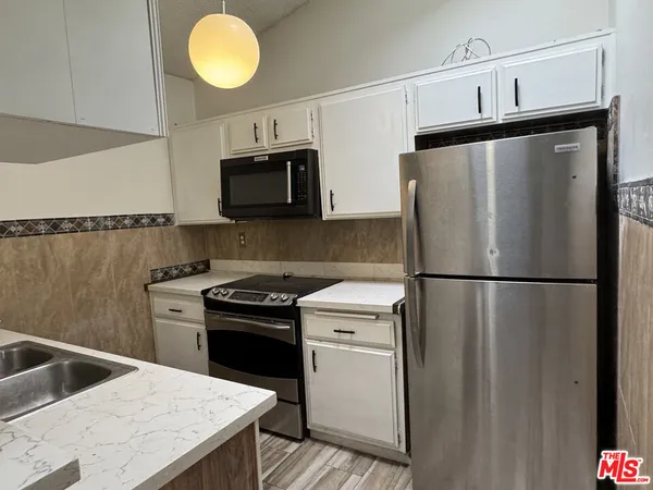 $2,200 | 18433 Hatteras Street, Unit 207, Tarzana, CA 91356