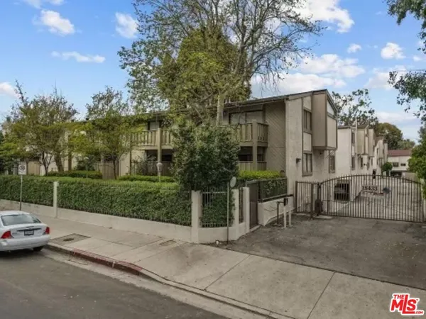 $2,200 | 18433 Hatteras Street, Unit 207, Tarzana, CA 91356