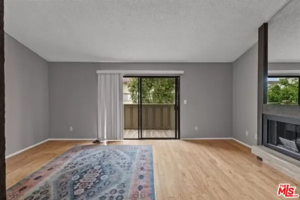 $2,200 | 18433 Hatteras Street, Unit 207, Tarzana, CA 91356