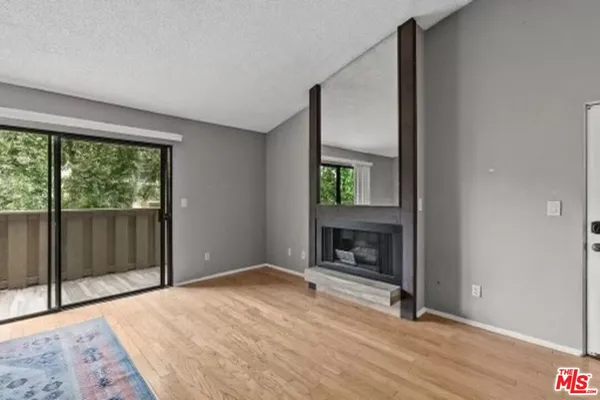 $2,200 | 18433 Hatteras Street, Unit 207, Tarzana, CA 91356