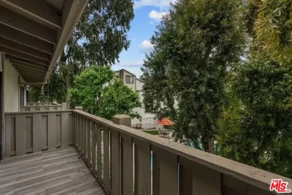 $2,200 | 18433 Hatteras Street, Unit 207, Tarzana, CA 91356