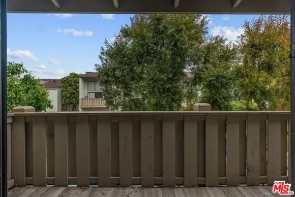 $2,200 | 18433 Hatteras Street, Unit 207, Tarzana, CA 91356