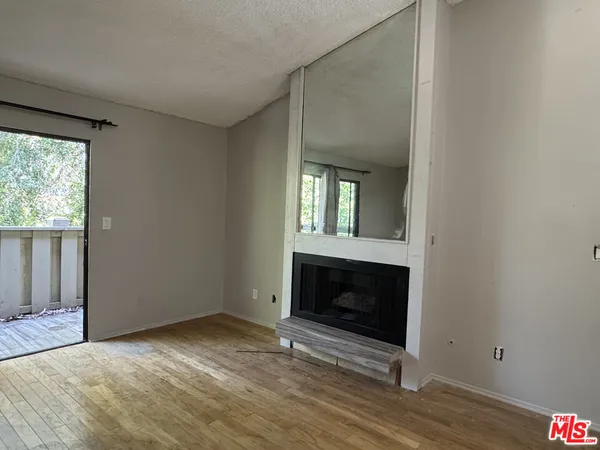 $2,200 | 18433 Hatteras Street, Unit 207, Tarzana, CA 91356