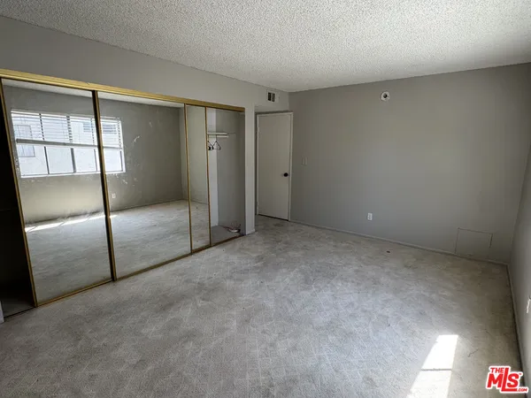 $2,200 | 18433 Hatteras Street, Unit 207, Tarzana, CA 91356
