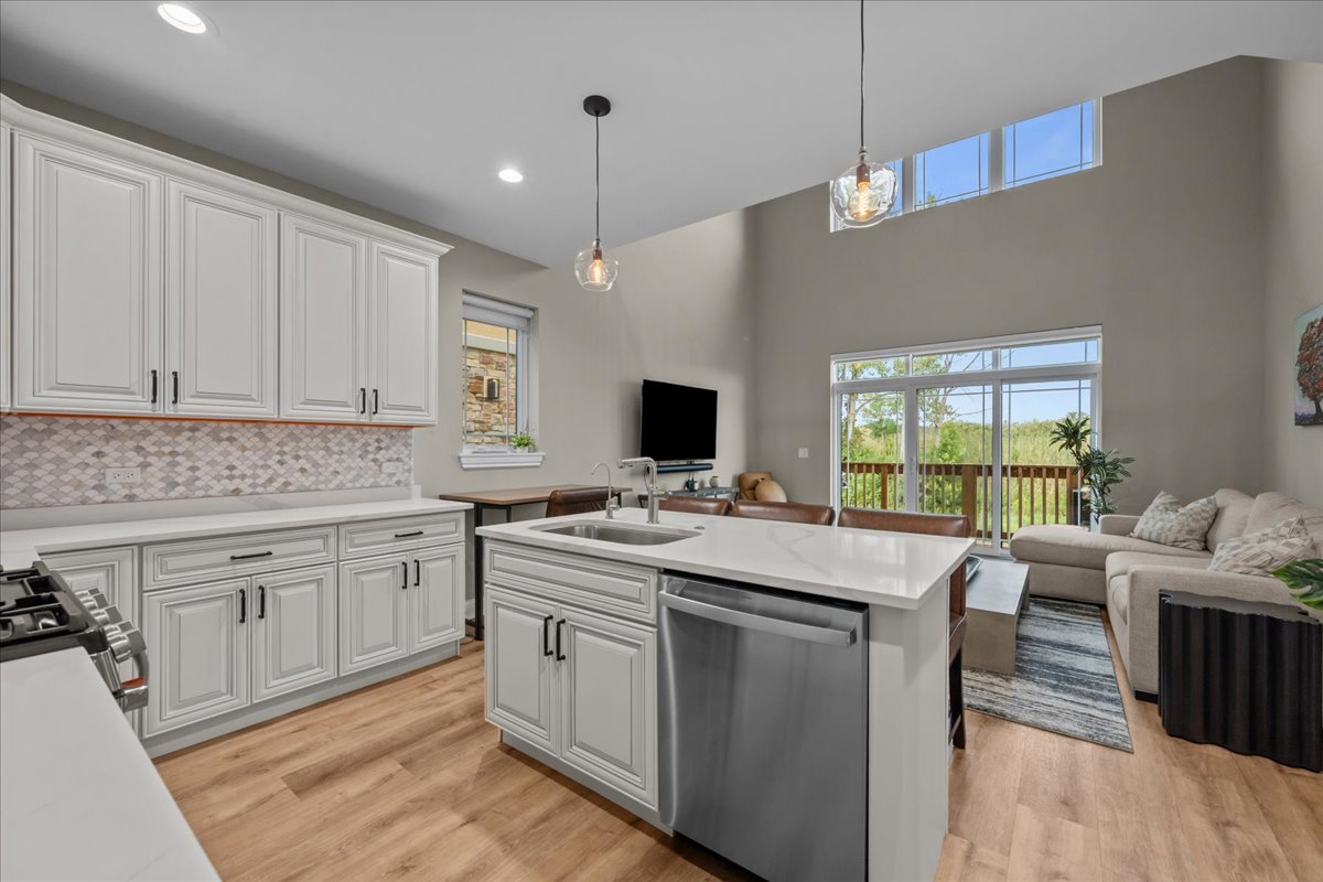 64 Prairie Court Wheeling, IL 60090 - Photo 2 of 24