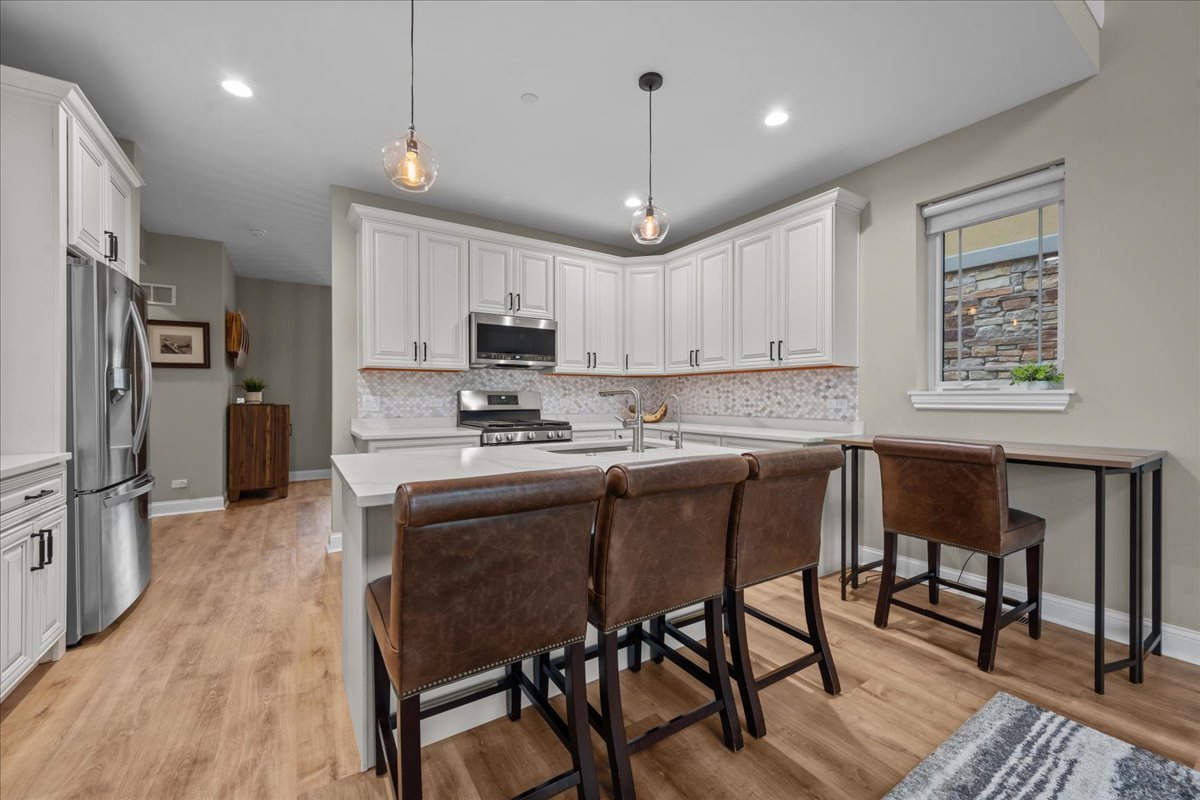 64 Prairie Court Wheeling, IL 60090 - Photo 3 of 24