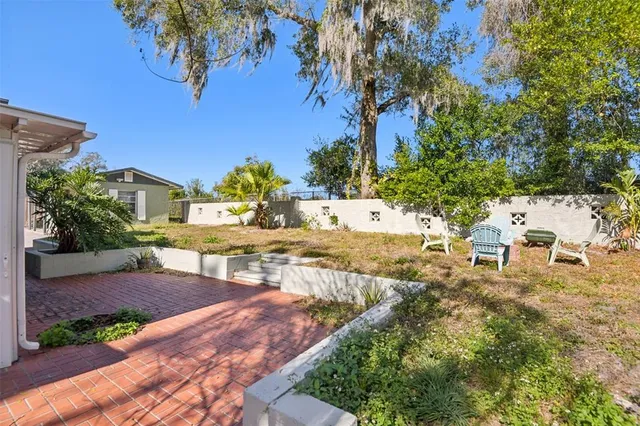a view of a yard with a house