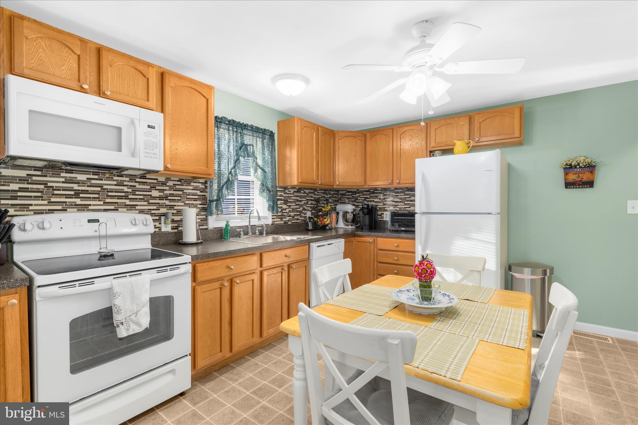 1924 Sunberry Road Baltimore, MD 21222 - Photo 9 of 42 Updated eat-in kitchen