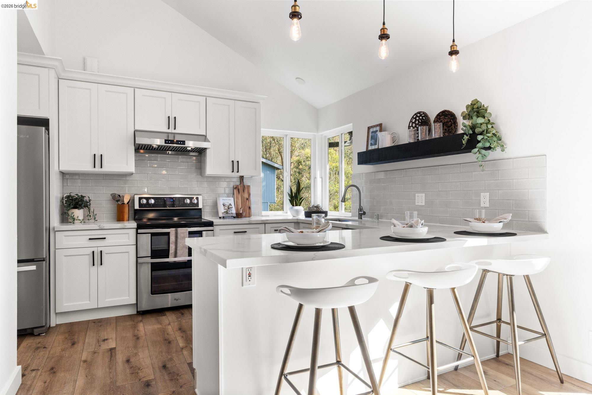 6931 Pinehaven Road Oakland, CA 94611 - Photo 14 of 47