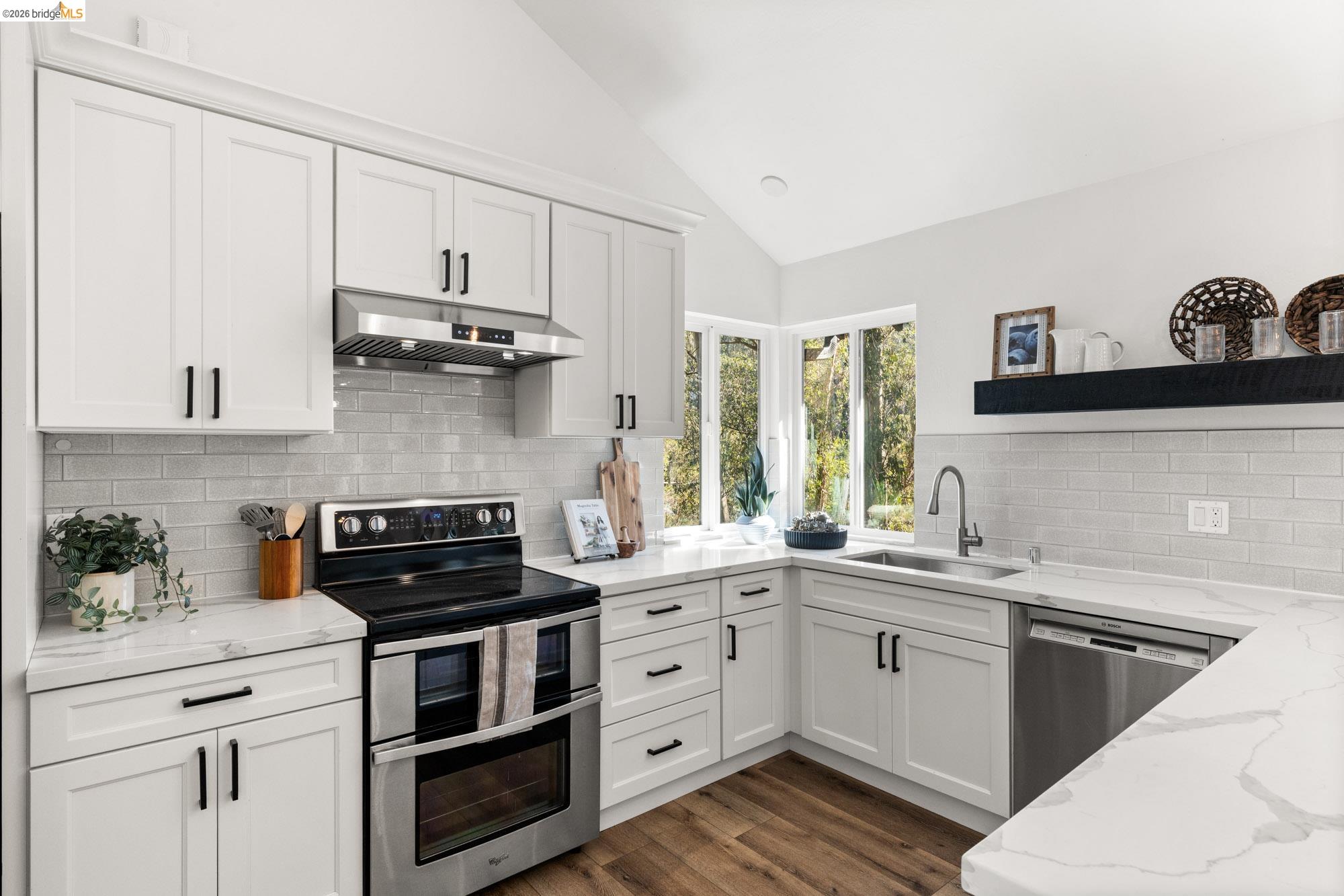 6931 Pinehaven Road Oakland, CA 94611 - Photo 15 of 47