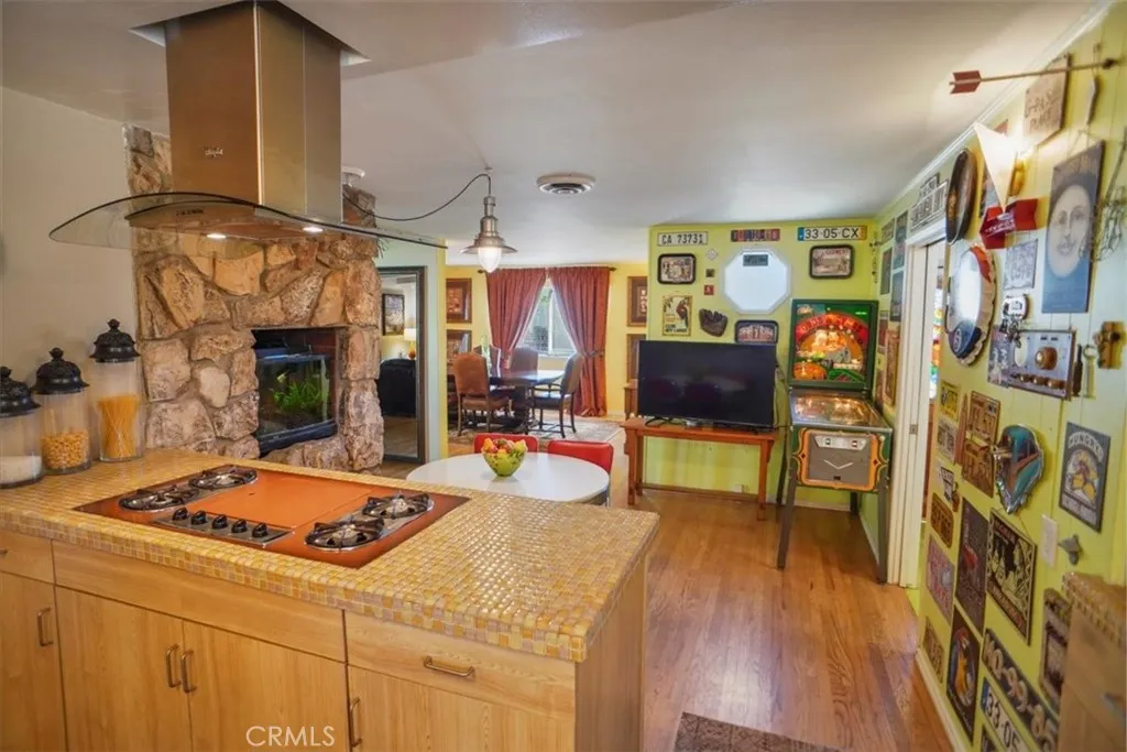 8636 Delco Avenue Winnetka, CA 91306 - Photo 6 of 20 a room with musical instruments