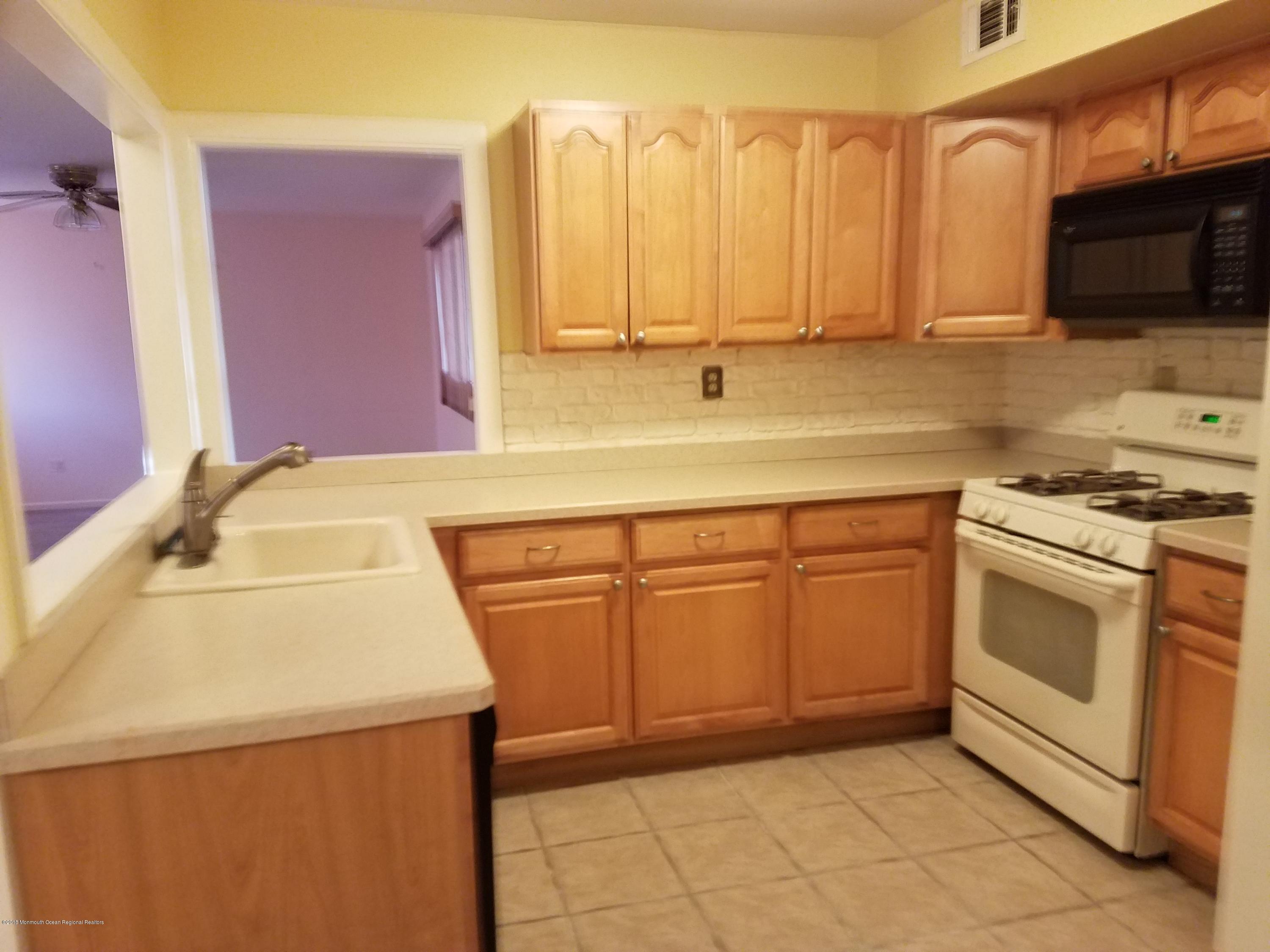 12 Valley Road Manalapan, NJ 07726 - Photo 3 of 15 12 valley rd kitchen
