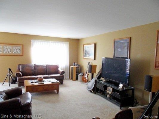 76 Stratford Lane, Unit 17 Rochester, MI 48309 - Photo 9 of 21 Expansive living room