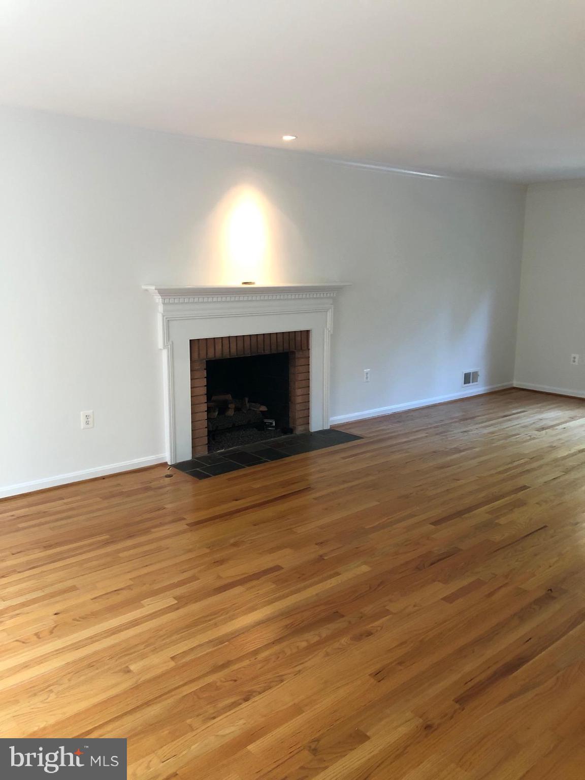 978 Bellview Road McLean, VA 22102 - Photo 6 of 19 Living Room