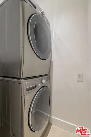 a close up view of a washer and dryer
