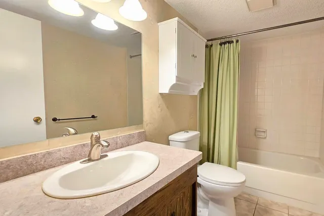 $175,000 | 690 Chandler Road, Unit 207, Gurnee, IL 60031