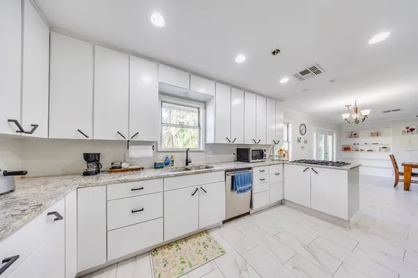 $2,400 | 2519 Lazy Lake Drive, Houston, TX 77058