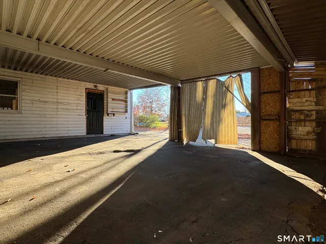 a view of an house with backyard