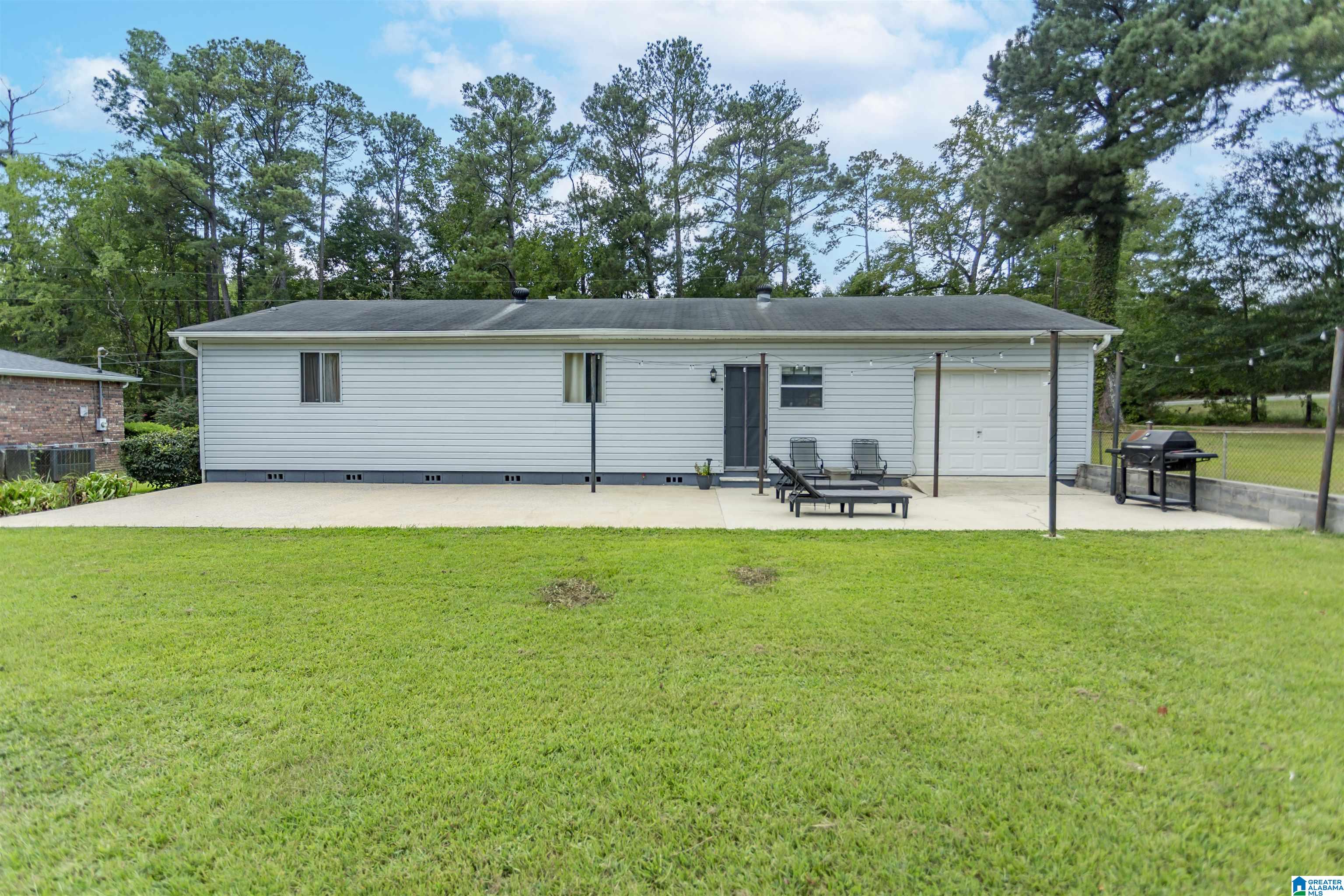 627 Pinewood Avenue Bessemer, AL 35023 - Photo 4 of 48