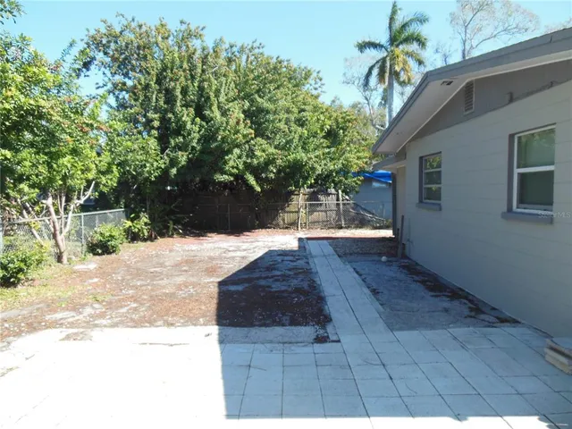 $2,000 | 2204 20th Avenue West, Bradenton, FL 34205