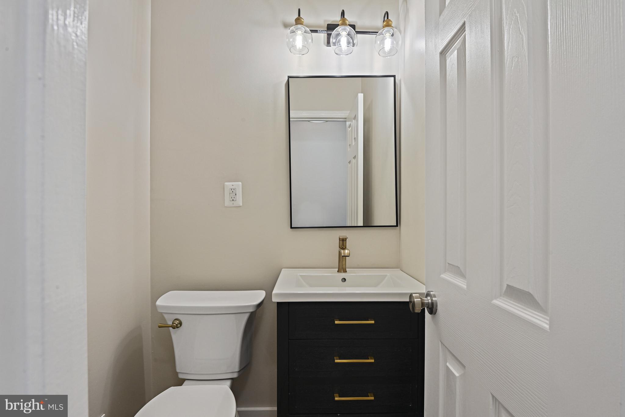 9060 Brook Ford Road Burke, VA 22015 - Photo 19 of 56 a bathroom with a toilet sink and mirror
