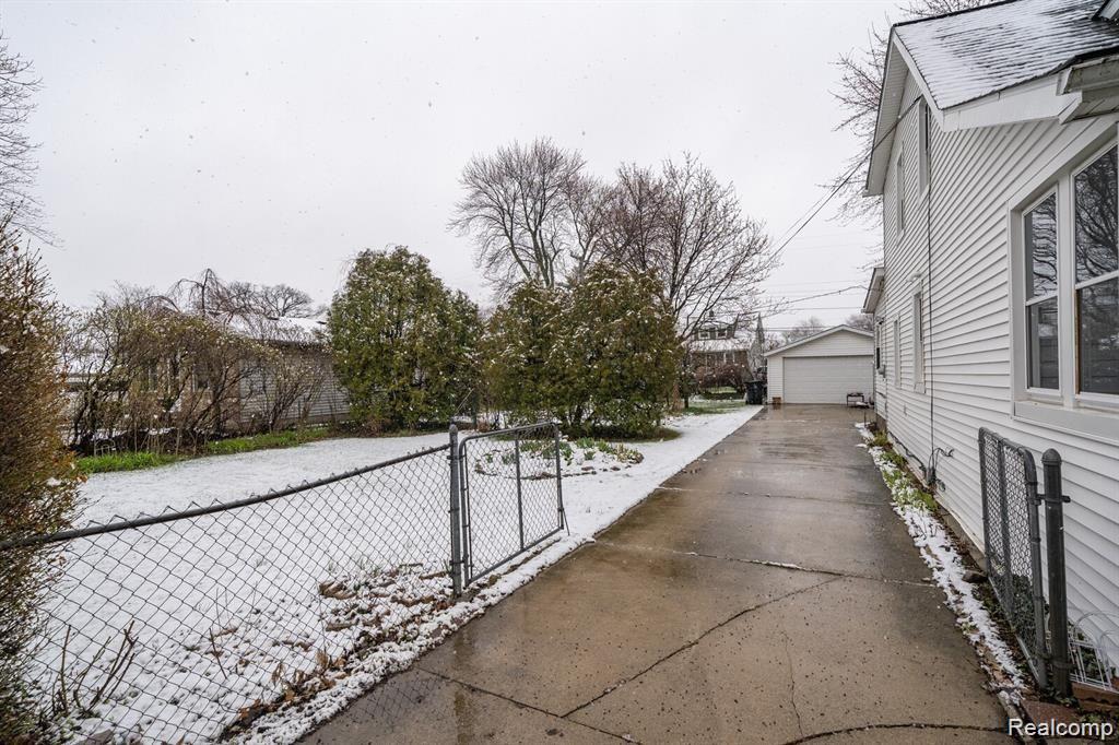 27064 Kelly Road Roseville, MI 48066 - Photo 21 of 29