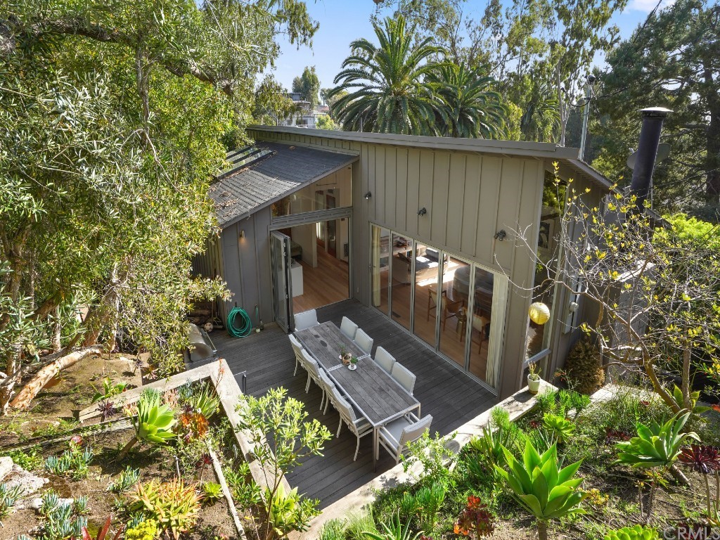 This stunning home is located on one of the single most desirable cul de sac streets in all of Laguna Village.