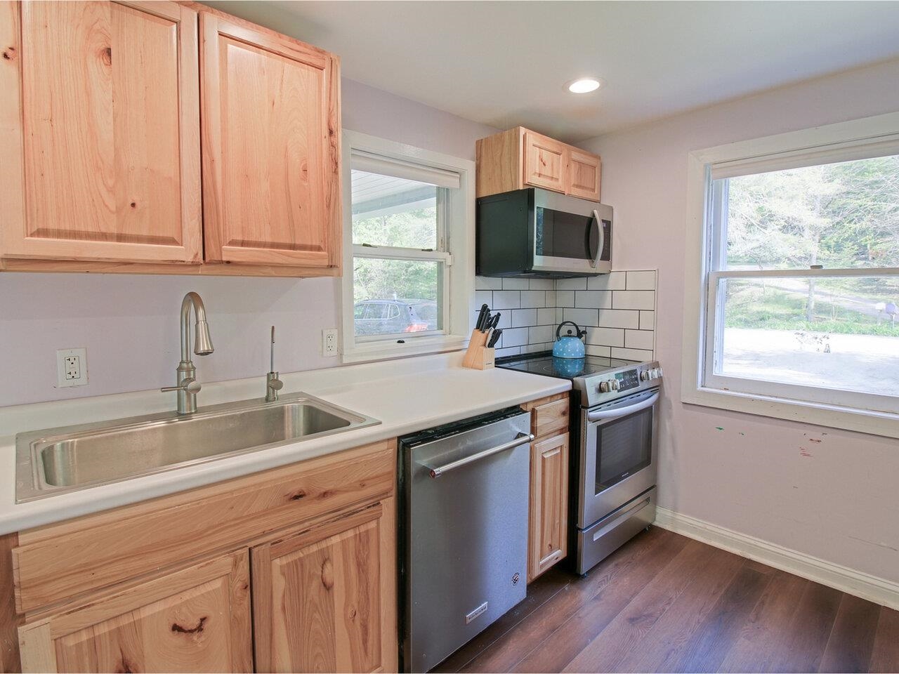 945 Dugway Road Richmond, VT 05477 - Photo 6 of 30 Gallery Image 6