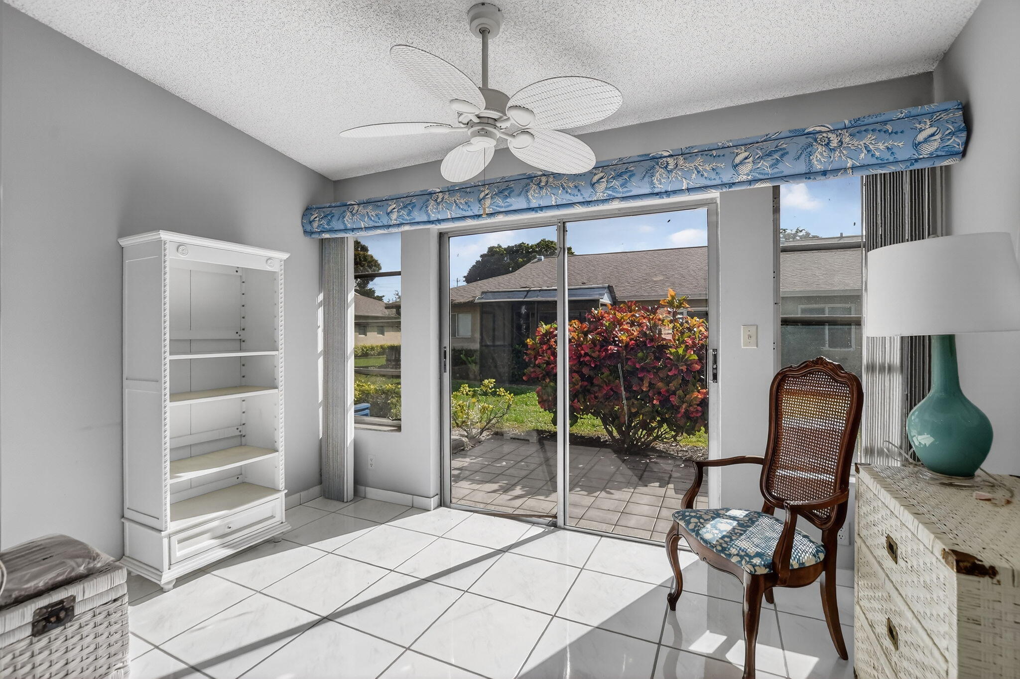 8622 Dreamside Lane Boca Raton, FL 33496 - Photo 13 of 36 a view of a livingroom with furniture and entryway