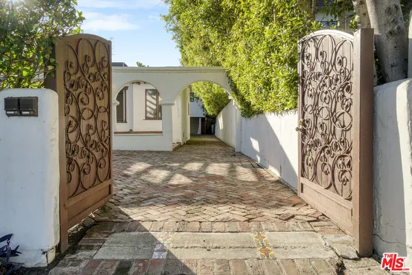 a view of entryway with garden