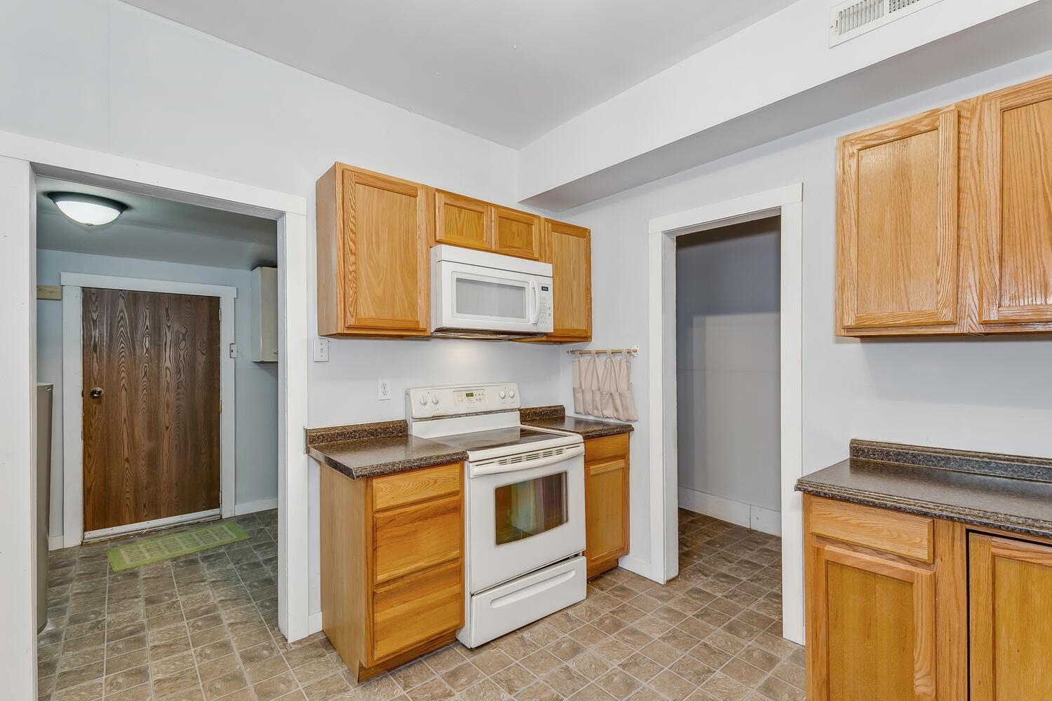 5837 Oliver Street Derby, KS 67037 - Photo 9 of 24