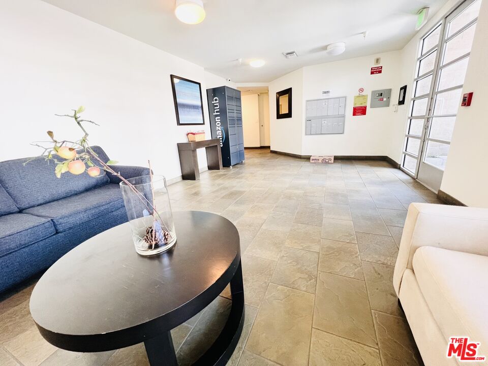 2864 Sunset Place, Unit 402 Los Angeles, CA 90005 - Photo 5 of 25