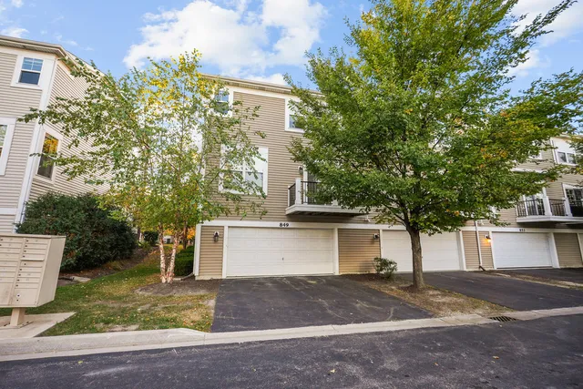 $449,000 | 849 Station Boulevard, Aurora, IL 60504