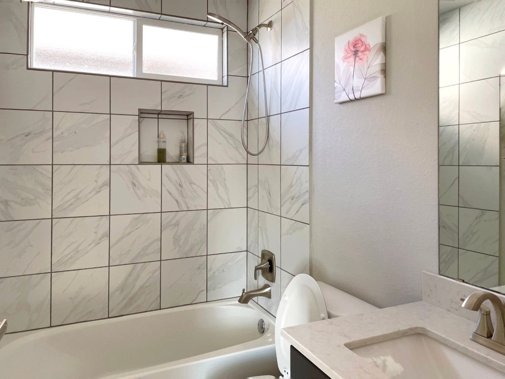 7511 Wildcat Pass Austin, TX 78757 - Photo 17 of 24 a bathroom with a sink and a bathtub