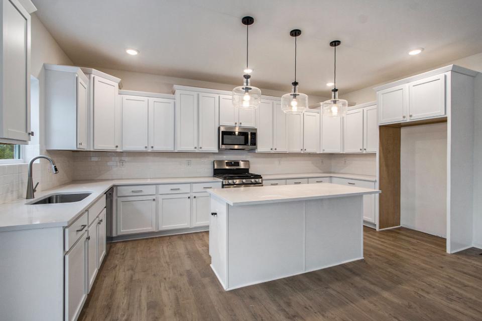 6281 Comiskey Road Stevensville, MI 49127 - Photo 5 of 44 4-APP052-E2700-Kitchen1