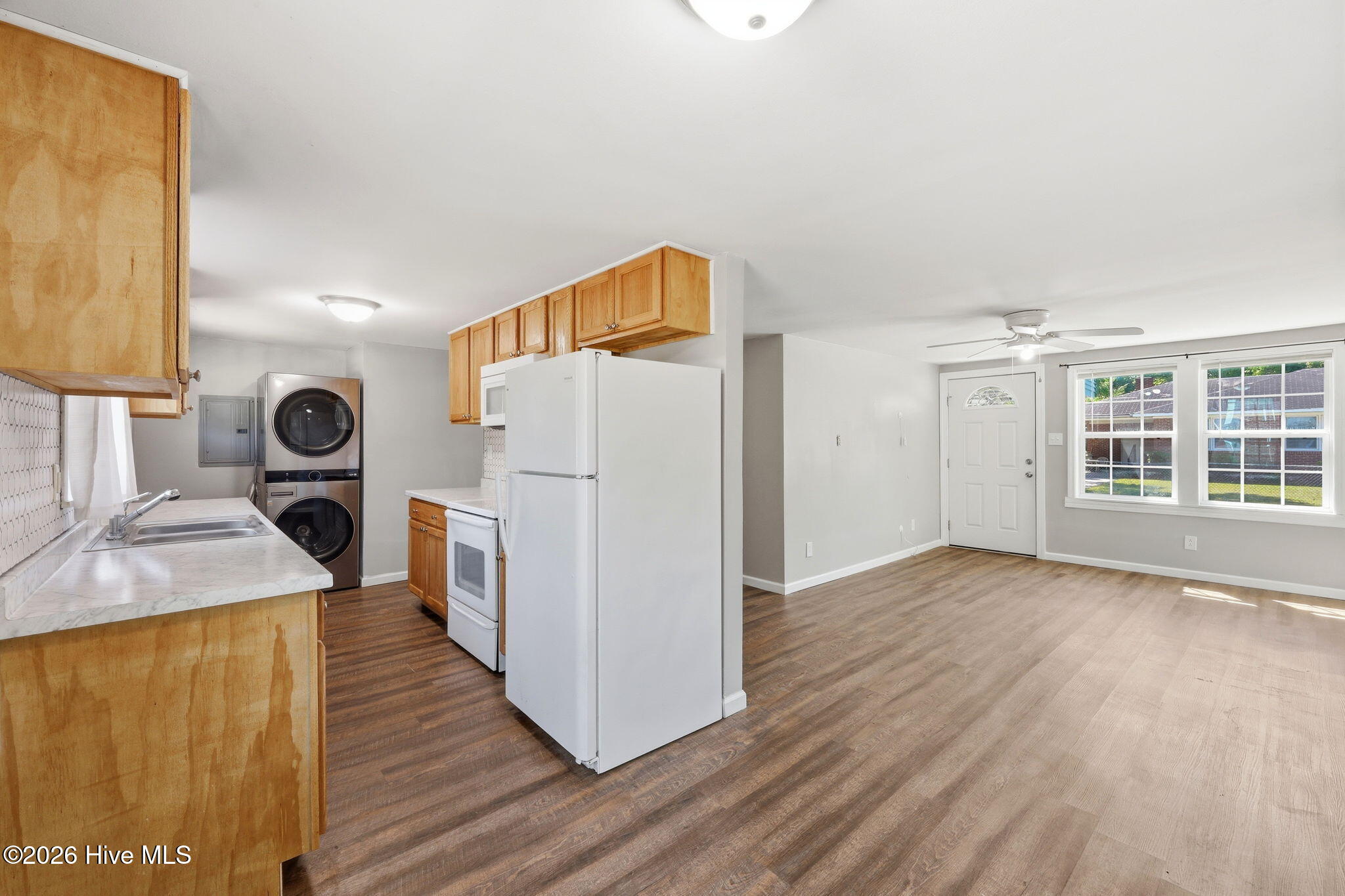 518 Ruth Avenue New Bern, NC 28560 - Photo 10 of 42 Open to Kitchen and Living RM