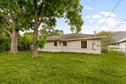 $2,400 | 5127 Maple Street, Bellaire, TX 77401