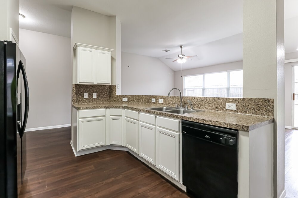 4918 Bryant Ridge Road Houston, TX 77053 - Photo 8 of 16