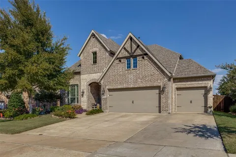 a view of a house with a yard and garage