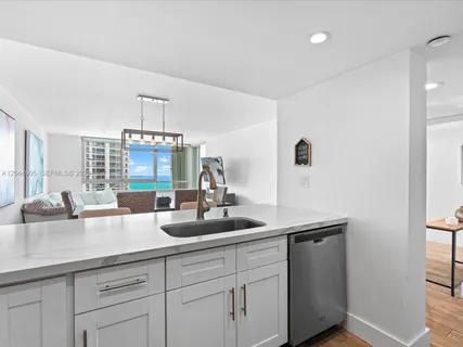 $1,695,000 | 400 South Pointe Drive, Unit 1102, Miami Beach, FL 33139