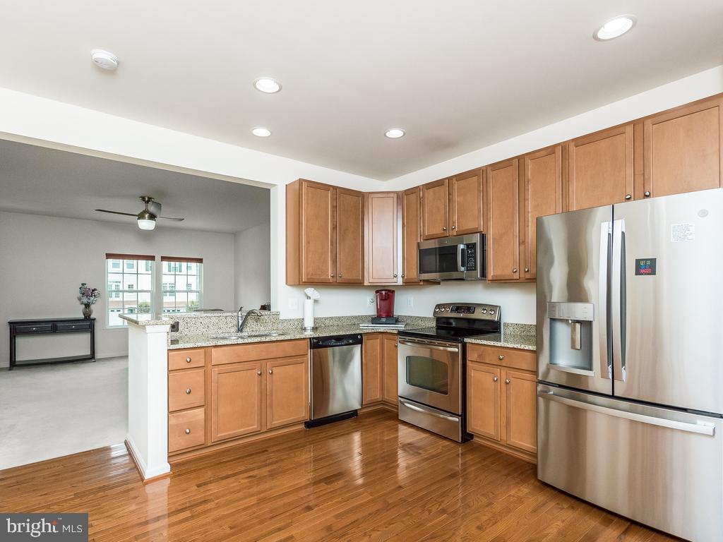 118 Short Branch Road Stafford, VA 22556 - Photo 4 of 39 Custom oak cabinets and granite countertops.
