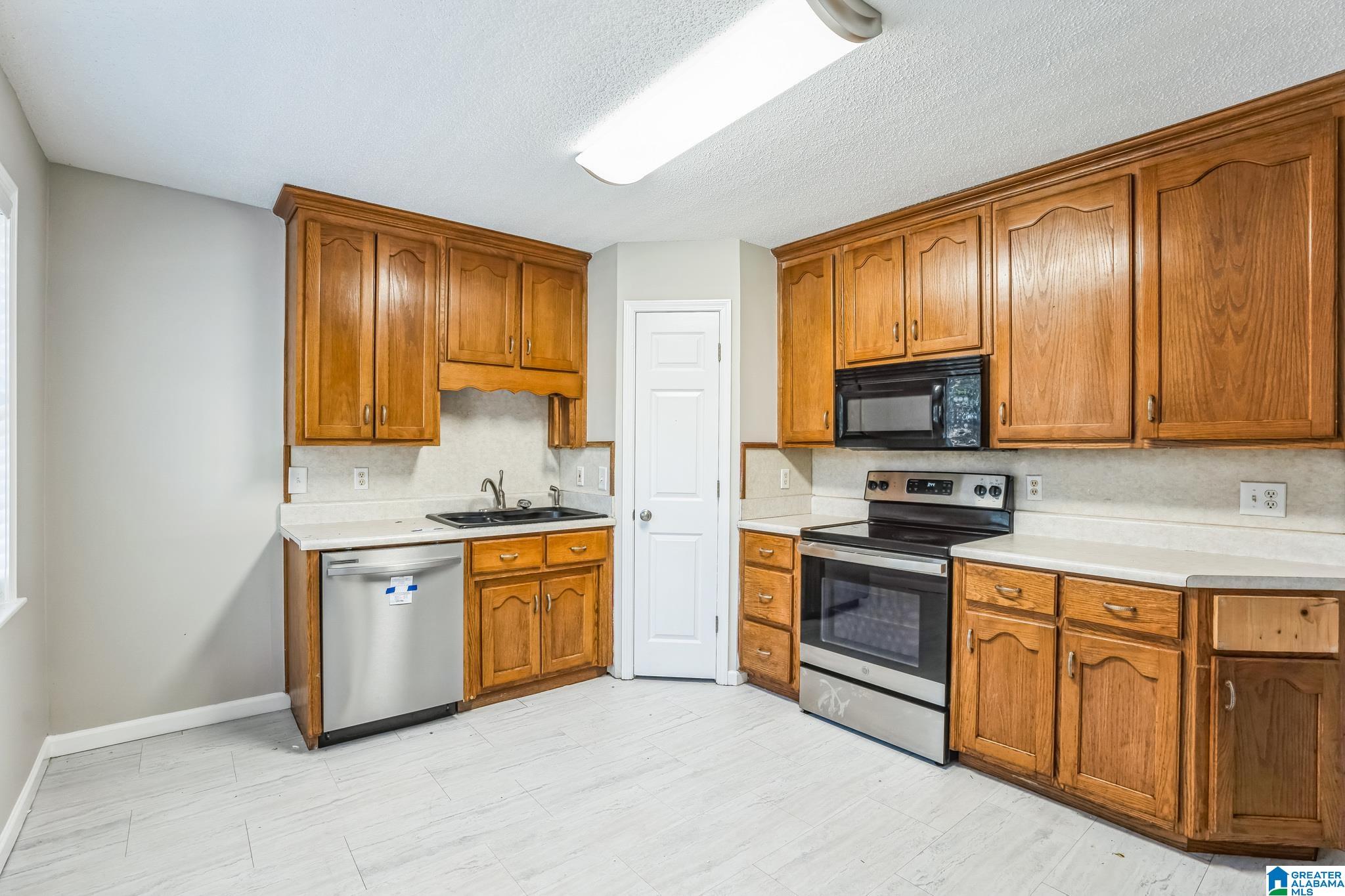228 South Hillcrest Road Odenville, AL 35120 - Photo 5 of 30