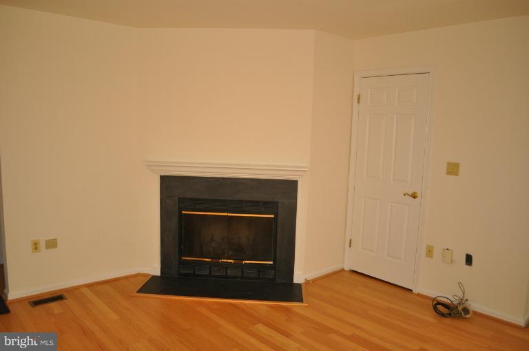 14211 Summit Lane Laurel, MD 20708 - Photo 2 of 26 Living Room