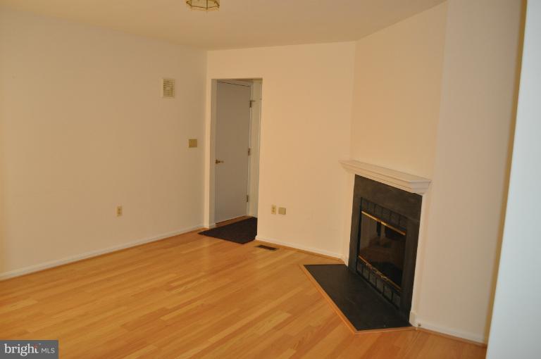 14211 Summit Lane Laurel, MD 20708 - Photo 14 of 26 Living Room