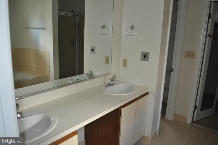 14211 Summit Lane Laurel, MD 20708 - Photo 17 of 26 Bath